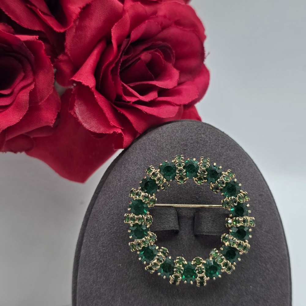 Vintage Green Rhinestone Wreath Brooch Pin Gold Tone Round Glamorous